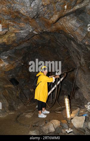 une vieille femme marche à l'intérieur d'une grotte Banque D'Images