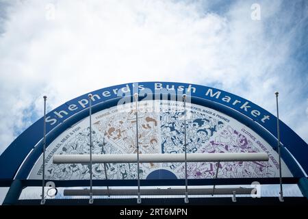 LONDRES- 7 AOÛT 2023 : Shepherds Bush Market dans l'ouest de Londres. Un vieux marché par la ligne de métro Hammersmith & City. Banque D'Images