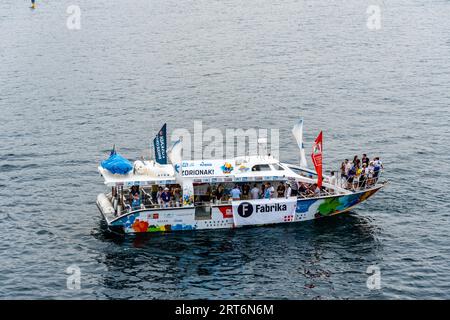 San Sebastian, Espagne - 8 juillet 2023 : régate de bateaux à rames Trainera dans la baie de la Concha à San Sebastian pendant Eusko Label et Euskotren 2023 lea Banque D'Images