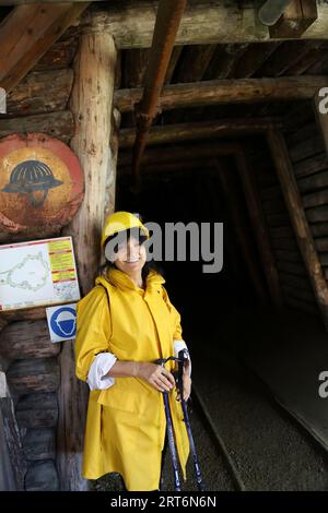 une vieille femme marche à l'intérieur d'une grotte Banque D'Images