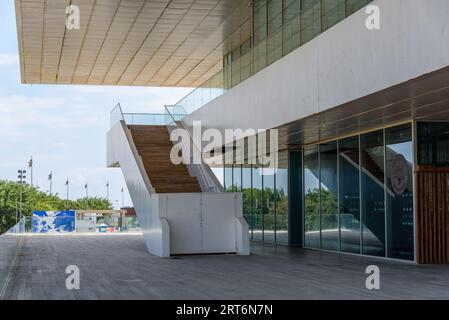 Valence, Espagne - 30 juillet 2023 : Pavillon Veles e vents dans le port de Valence. America Cup Building conçu par le célèbre architecte anglais David CHIPP Banque D'Images