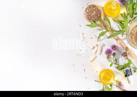 Fournitures de chardon de lait, poudre et huile. Silybum marianum, superaliment biologique naturel de fleurs sauvages - graines entières et de grains, pilules, huile avec frais Banque D'Images