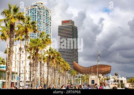 Barcelone, Espagne - 13 FÉVRIER 2022 : la sculpture géante de poissons d'or, El Peix de Frank Gehry, située sur le port Olypmique de Barcelone, Catalogne, Espagne. Banque D'Images