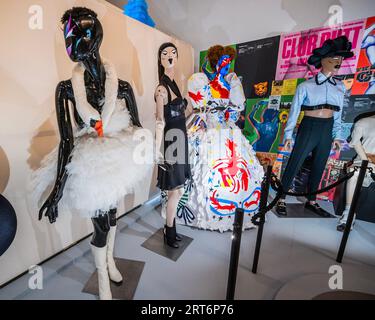 Londres, Royaume-Uni. 11 septembre 2023. REBEL : 30 ans de mode londonienne au Design Museum - une vaste enquête sur la culture de la mode britannique contemporaine jamais mise en scène au Royaume-Uni. Crédit : Guy Bell/Alamy Live News Banque D'Images