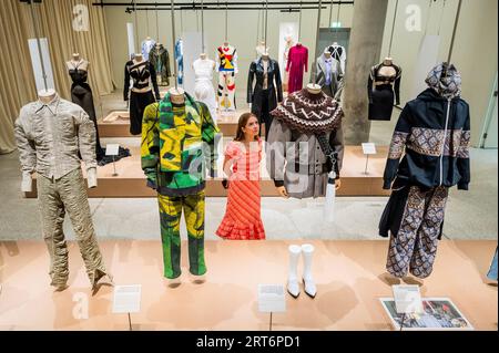 Londres, Royaume-Uni. 11 septembre 2023. REBEL : 30 ans de mode londonienne au Design Museum - une vaste enquête sur la culture de la mode britannique contemporaine jamais mise en scène au Royaume-Uni. Crédit : Guy Bell/Alamy Live News Banque D'Images