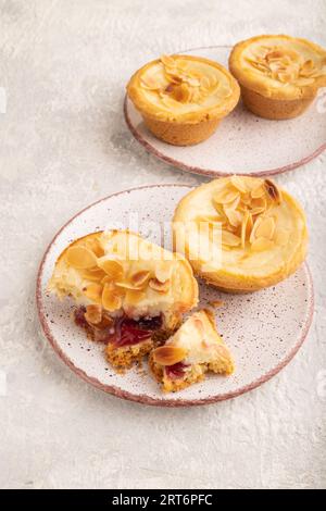 Gâteaux traditionnels portugais pasteis de nata, crème anglaise petites tartes aux amandes sur fond de béton gris. Vue latérale, gros plan. Banque D'Images