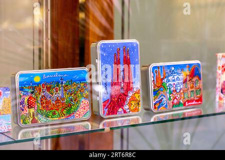 Barcelone, Espagne - 11 FÉVRIER 2022 : souvenirs touristiques vendus dans une boutique de cadeaux à Barcelone, Catalogne, Espagne. Banque D'Images