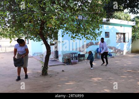 (230911) -- MAPUTO, 11 septembre 2023 (Xinhua) -- Nunes Guardagea, sa femme et son fils jouent dans leur cour à Matola, province de Maputo, Mozambique, 28 juillet 2023. Le Gouvernement mozambicain a annoncé en mai 2020 l'achèvement d'un projet visant à fournir un signal de télévision numérique par satellite à 1 000 villages du pays, qui a bénéficié à plus de 20 000 familles. Le projet, qui couvre les dix provinces et la capitale du Mozambique, a été cofinancé par la Chine et mis en œuvre par la société chinoise d’électronique et de médias StarTimes. Il a formé la main-d ' œuvre, en particulier les jeunes, à prendre en charge Banque D'Images