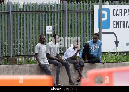 Feltham, Royaume-Uni. 11 septembre 2023. Jeunes demandeurs d'asile masculins à l'hôtel Atrium à Feltham près de Londres Heathrow. Certains rapports indiquent que le coût de l'hébergement des réfugiés dans des hôtels au Royaume-Uni coûte 7 millions de livres sterling par jour. De nombreux anciens hôtels ont été repris par le Home Office pour loger des demandeurs d'asile. La loi sur les migrations illégales, qui a reçu la sanction royale le 20 juillet 2023, modifie la loi de sorte que les personnes qui arrivent illégalement au Royaume-Uni ne pourront pas rester ici et seront détenues puis renvoyées rapidement, soit dans leur pays d'origine, soit dans un pays tiers sûr. Alamy Live News/DLeLi Banque D'Images