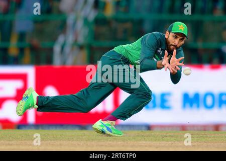 Colombo, Sri Lanka. 11 septembre 2023. Le Pakistanais Agha Salman joue le ballon lors du match de cricket international (ODI) d'un jour de la coupe d'Asie 2023 entre l'Inde et le Pakistan au stade Premadasa de Colombo le 11 septembre 2023. Viraj Kothalwala/Alamy Live News Banque D'Images