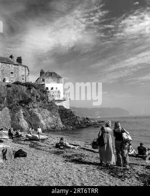 Image en noir et blanc de Cawsand Beach, Cornwall par une chaude matinée de septembre. Banque D'Images