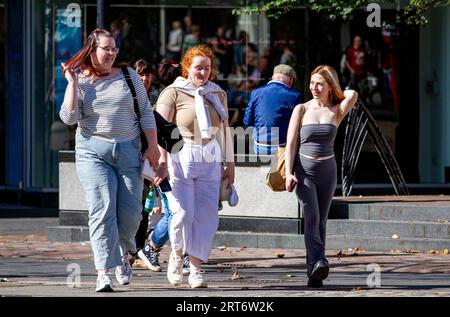 Dundee, Tayside, Écosse, Royaume-Uni. 11 septembre 2023. UK Météo : lundi matin à Dundee est lumineux et ensoleillé, avec des températures atteignant 20°C. Un soleil chaud et une brise fraîche ont résulté de la pluie nocturne dans le nord-est de l'Écosse. Les femmes à la mode passent la journée à s'amuser dans le centre-ville de Dundee, profitant du temps de début septembre tout en poursuivant leur vie quotidienne au milieu du coût de la vie élevé de l'Écosse. Crédit : Dundee Photographics/Alamy Live News Banque D'Images