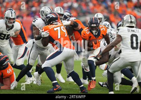 Dos de course des Broncos de Denver Javonte Williams (33) se précipite dans la défense des Raiders de Las Vegas lors du match de saison régulière de la NFL entre les Raiders de Las Vegas et les Broncos de Denver à Empower Field à Mile High le dimanche 10 septembre 2023 à Denver, Colorado. Banque D'Images