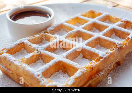 Gaufre belge sucrée recouverte de sucre avec sauce au chocolat Banque D'Images