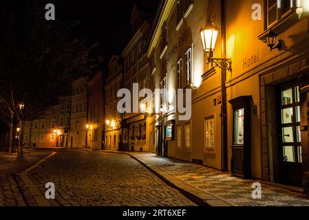 Na Kampe Squre pavée bordée d'arbres, près du pont Charles, île de Kampa, Prague, République tchèque. Banque D'Images