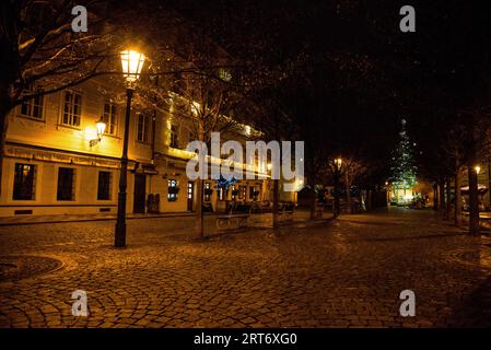 Place pavée et bordée d'arbres Na Kampe près du pont Charles, île de Kampa, Prague, République tchèque. Banque D'Images