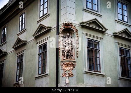 Niche baroque et statue de Saint Joseph dans la petite ville, Prague, République tchèque. Banque D'Images