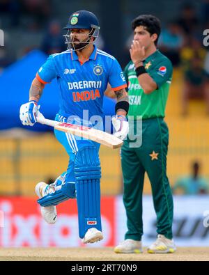 Colombo, Sri Lanka. 11 septembre 2023. L'Indien Virat Kohli court entre les guichets lors du match de cricket international d'une journée (ODI) de la coupe d'Asie 2023 entre l'Inde et le Pakistan au stade Premadasa de Colombo le 11 septembre 2023. Viraj Kothalwala/Alamy Live News Banque D'Images