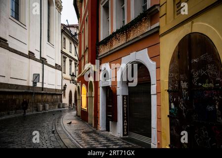 Scène de rue courbe dans la vieille ville de Prague, République tchèque. Banque D'Images