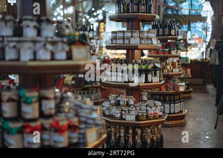 comptoirs de magasin dans le magasin premium. Bocaux de miel, confiture et marmelade sur les étagères des comptoirs. Concept de shopping. Premier plan et arrière-plan bleus. Mise au point sélective Banque D'Images