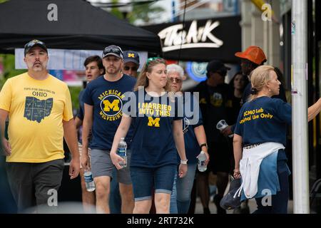 Ann Arbor, Michigan, États-Unis. 9 septembre 2023. Une personne avec un t-shirt "I Married into This" descend main Street après que Michigan ait battu UNLV dans un match de football. (Image de crédit : © Mark Bialek/ZUMA Press Wire) USAGE ÉDITORIAL SEULEMENT! Non destiné à UN USAGE commercial ! Banque D'Images
