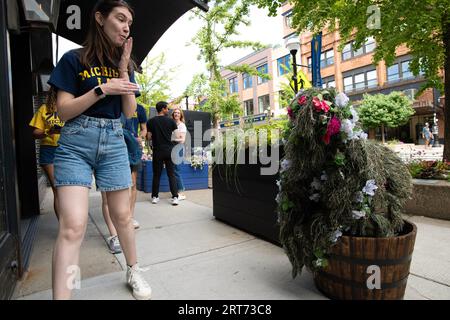 Ann Arbor, Michigan, États-Unis. 9 septembre 2023. Un gars disquisé comme une plante effraie une personne sur main Street. (Image de crédit : © Mark Bialek/ZUMA Press Wire) USAGE ÉDITORIAL SEULEMENT! Non destiné à UN USAGE commercial ! Banque D'Images