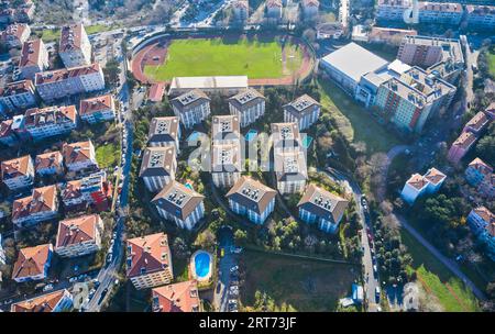 Prise de vue par drone de logements publics. immeuble résidentiel avec piscines du haut. drone shot d'une belle ville moderne nous plans de maison de luxe Banque D'Images