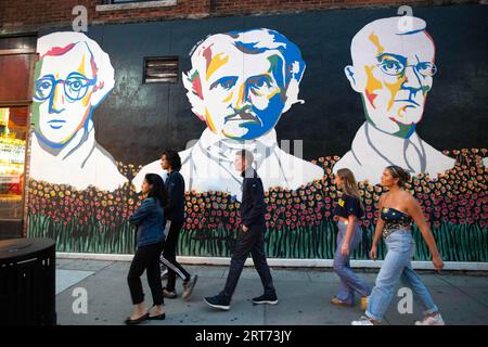 Ann Arbor, Michigan, États-Unis. 9 septembre 2023. Les gens passent devant la murale de Liberty Street avec Woody Allen sur la gauche. (Image de crédit : © Mark Bialek/ZUMA Press Wire) USAGE ÉDITORIAL SEULEMENT! Non destiné à UN USAGE commercial ! Banque D'Images