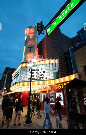 Ann Arbor, Michigan, États-Unis. 9 septembre 2023. Les gens passent devant le State Theater au crépuscule dans le centre-ville d'Ann Arbor, (crédit image : © Mark Bialek/ZUMA Press Wire) USAGE ÉDITORIAL SEULEMENT! Non destiné à UN USAGE commercial ! Banque D'Images