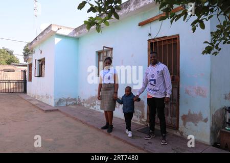 (230911) -- MAPUTO, 11 septembre 2023 (Xinhua) -- Nunes Guardagea, sa femme et son fils posent pour une photo de famille devant leur domicile à Matola, province de Maputo, Mozambique, le 28 juillet 2023. Le Gouvernement mozambicain a annoncé en mai 2020 l'achèvement d'un projet visant à fournir un signal de télévision numérique par satellite à 1 000 villages du pays, qui a bénéficié à plus de 20 000 familles. Le projet, qui couvre les dix provinces et la capitale du Mozambique, a été cofinancé par la Chine et mis en œuvre par la société chinoise d’électronique et de médias StarTimes. Il a formé la main-d'œuvre, en particulier les jeunes peo Banque D'Images