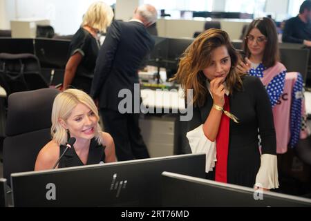 LÉGENDE MISE À JOUR Holly Willoughby (à gauche) et Jenna Coleman lors de la journée caritative annuelle de BGC à Canary Wharf à Londres, en commémoration des 658 collègues de BGC et des 61 employés d'Eurobrokers perdus le 9/11. À l'occasion de la Journée de la charité, 100 % des revenus mondiaux du Groupe BGC sont reversés au Fonds de secours Cantor Fitzgerald et à des dizaines d'autres organismes de bienfaisance dans le monde entier. Date de parution : lundi 11 septembre 2023. Banque D'Images