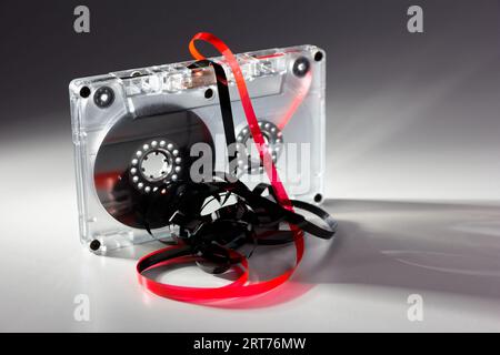 cassette audio analogique vintage avec boîtier transparent et bande bloquée des années 80 Banque D'Images