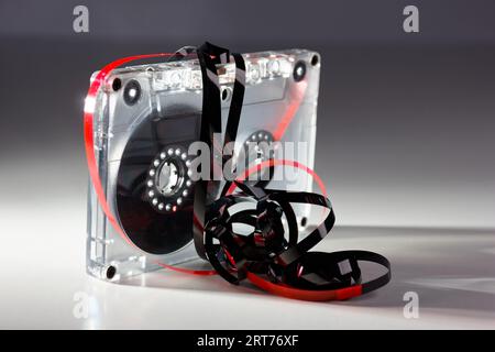 cassette audio analogique vintage avec boîtier transparent et bande bloquée des années 80 Banque D'Images