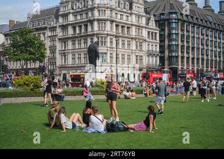 Londres Royaume-Uni. 11 septembre 2023 . Les gens se détendent au soleil sur la place du Parlement aujourd'hui alors que la canicule record de septembre qui a vu des températures atteignant plus de 33 ° C est sur le point de prendre fin Le met Office a prévu une météo plus fraîche cette semaine pour l'Angleterre mardi, avec des orages et de la pluie. Crédit amer ghazzal/Alamy Live News Banque D'Images