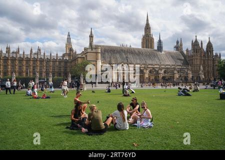 Londres Royaume-Uni. 11 septembre 2023 . Les gens se détendent au soleil sur la place du Parlement aujourd'hui alors que la canicule record de septembre qui a vu des températures atteignant plus de 33 ° C est sur le point de prendre fin Le met Office a prévu une météo plus fraîche cette semaine pour l'Angleterre mardi, avec des orages et de la pluie. Crédit amer ghazzal/Alamy Live News Banque D'Images