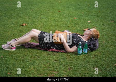 Londres Royaume-Uni. 11 septembre 2023 . Les gens se détendent au soleil sur la place du Parlement aujourd'hui alors que la canicule record de septembre qui a vu des températures atteignant plus de 33 ° C est sur le point de prendre fin Le met Office a prévu une météo plus fraîche cette semaine pour l'Angleterre mardi, avec des orages et de la pluie. Crédit amer ghazzal/Alamy Live News Banque D'Images