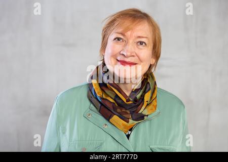 Femme âgée vêtue avec assurance de vêtements chauds et souriante Banque D'Images