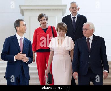 Le prince héréditaire du Liechtenstein Alois (à gauche), le président autrichien Alexander Van der Bellen et son épouse Doris Schmidauer (à l'arrière) et le président allemand Frank-Walter Steinmeier (à droite) photographiés lors du 19e sommet informel des chefs d'État des pays germanophones, au château royal de Laken/Laeken, Bruxelles, le lundi 11 septembre 2023. BELGA PHOTO BENOIT DOPPAGNE Banque D'Images