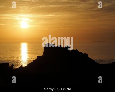 Coucher de soleil sur Grassholm depuis Skokholm, Pembrokeshire, pays de Galles Banque D'Images