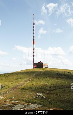 Tour de diffusion au sommet de la montagne Kralova Hola en Slovaquie - Basse Tatras. Belle et superbe vue panoramique sur la prairie verte et le sommet de la colline. Banque D'Images