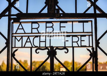 Dachau, Allemagne, 30 septembre 2015 : gros plan de la tristement célèbre porte du camp de concentration de Dachau. L'inscription se lit comme suit : le travail vous libère. Banque D'Images