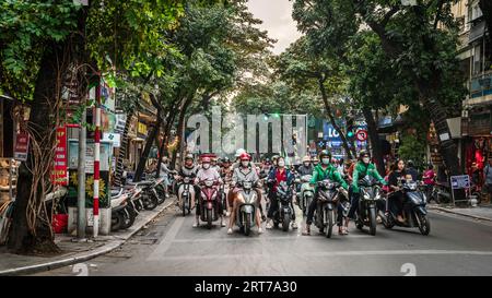 Hanoi, Vietnam, 14 novembre 2022 : scène de rue à une intersection animée de French Querter à Hanoi, Vietnam Banque D'Images