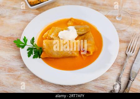 Petits pains de chou farcis servis avec une sauce à la crème Banque D'Images