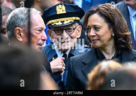 New York, États-Unis. 11 septembre 2023. L'ancien maire de New York, Mike Bloomberg (à gauche), s'entretient avec la vice-présidente des États-Unis, Kamala Harris, au National September 11 Memorial, dans le centre-ville de Manhattan, lors des cérémonies commémoratives du 22e anniversaire des attentats du 11 septembre. Crédit : Enrique Shore/Alamy Live News Banque D'Images