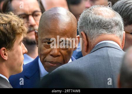 New York, États-Unis. 11 septembre 2023. Le maire de New York Eric Adams (à gauche) écoute Chuck Schumer (D-NY), sénateur américain et leader de la majorité sénatoriale, alors qu’ils arrivent au National September 11 Memorial dans le centre de Manhattan pour les cérémonies de commémoration du 22e anniversaire des attentats du 11 septembre. Crédit : Enrique Shore/Alamy Live News Banque D'Images