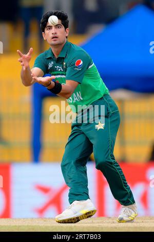 Colombo, Sri Lanka. 11 septembre 2023. Naseem Shah du Pakistan reçoit le ballon lors du match de cricket international (ODI) d'une journée de la coupe d'Asie 2023 entre l'Inde et le Pakistan au stade Premadasa à Colombo le 11 septembre 2023. Viraj Kothalwala/Alamy Live News Banque D'Images