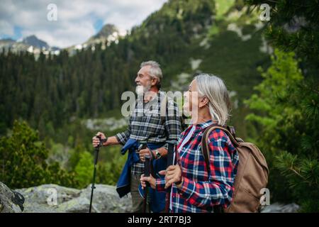 Potrait de femme âgée active randonnant avec son mari dans les montagnes d'automne. Banque D'Images