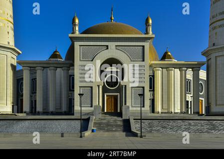 Mosquée Turkmenbashy Ruhy à Achgabat (capacité : 10 000 personnes). Photographié en fin d'après-midi, vide comme l'enfer / habituel comme partout ailleurs dans la ville Banque D'Images