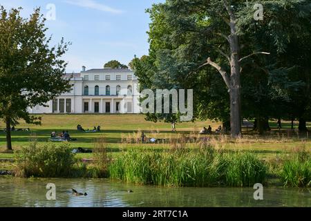 Gunnersbury Park Museum and Grounds, West London UK, en été, avec Horseshoe Pond au premier plan Banque D'Images