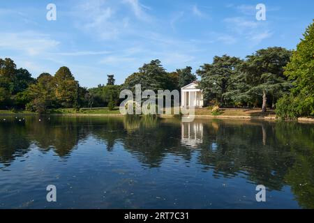 Round Pond et le temple dorique du 18e siècle à Gunnersbury Park, West London UK, à la fin de l'été Banque D'Images